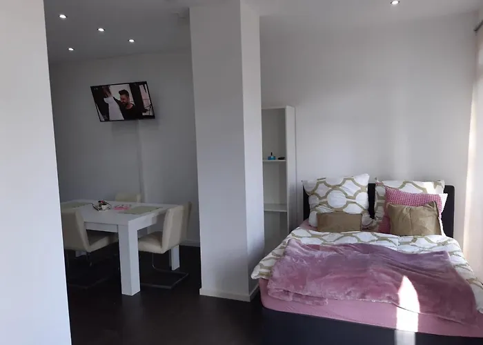 Luxurioese Mit Eigenem Garten Διαμέρισμα *